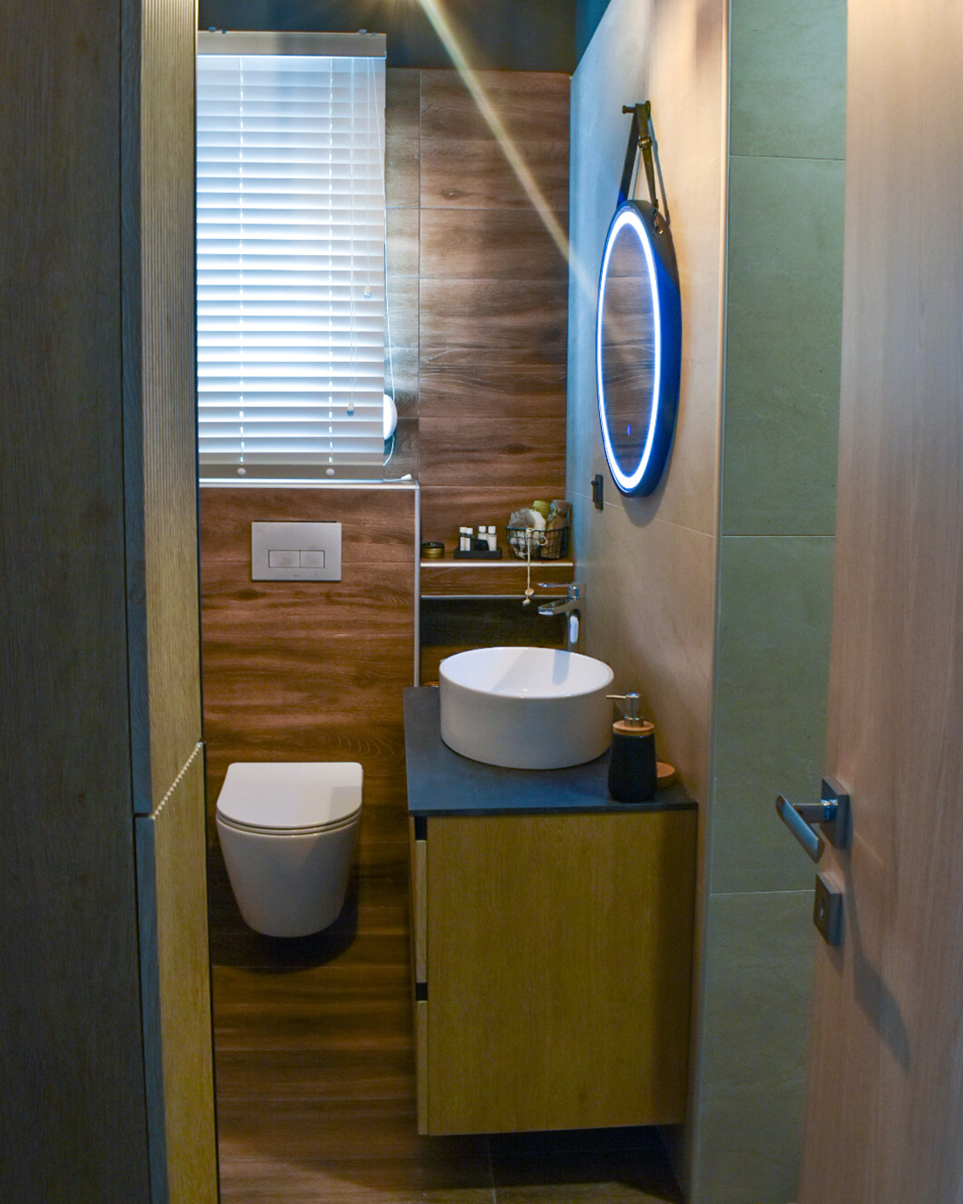 Ανακαίνηση μικρού μπάνιου με wood-look πλακάκι και στρογγυλό LED καθρέφτη
