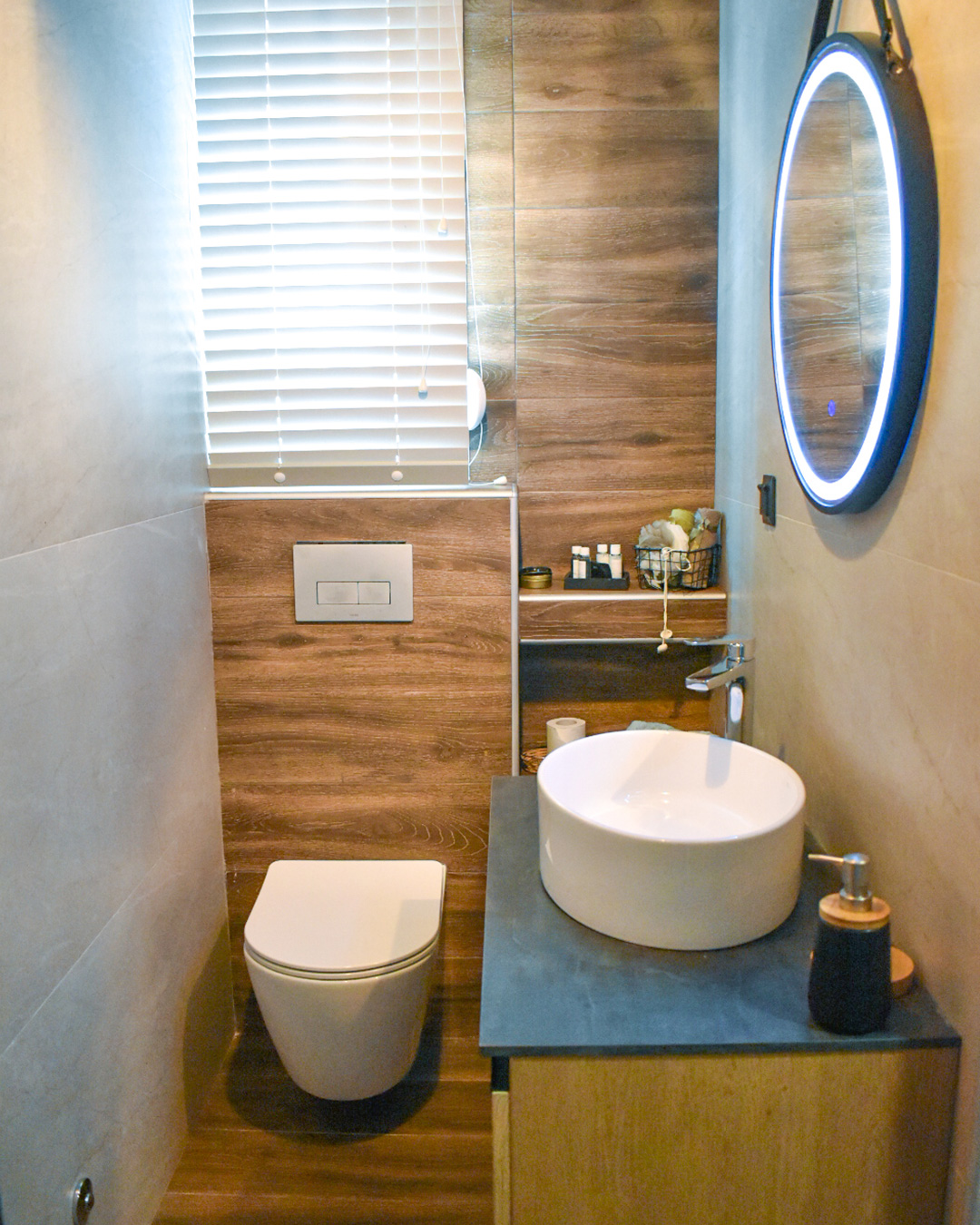 Κρεμαστή λεκάνη και πάγκος νιπτήρα σε ανακαινηση σε στενό μικρό μπάνιο