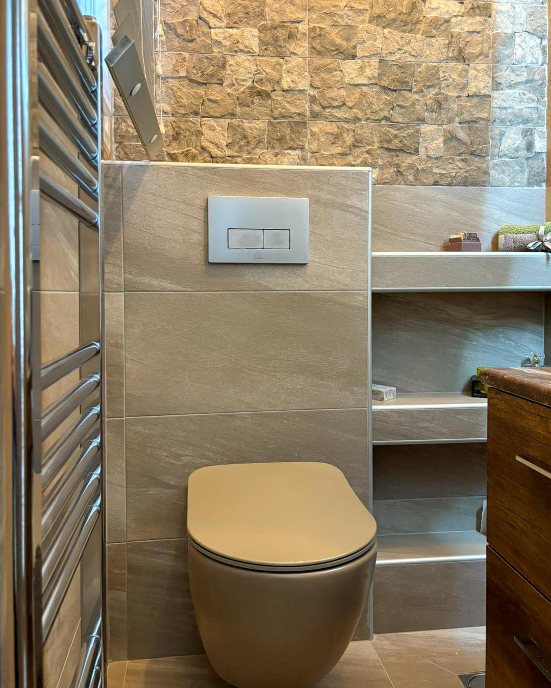 Λεκάνη με καζανάκι εντοιχισμού, ράφια και θερμαντικό σώμα μπάνιου