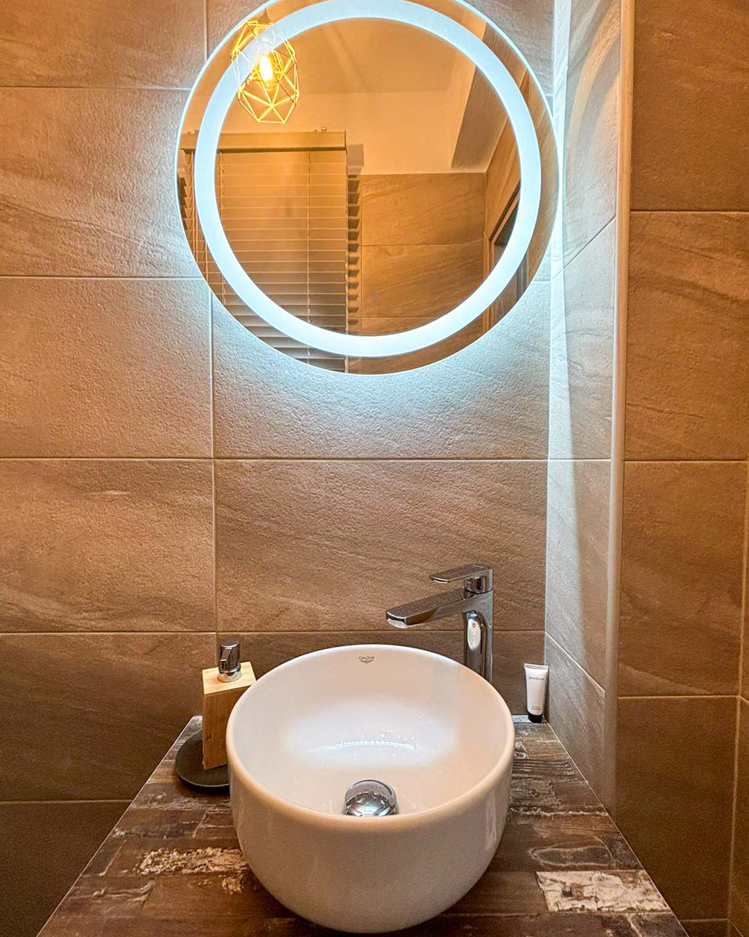 Επικαθήμενος νιπτήρας με μπαταρία χρωμέ και στρογγυλό LED καθρέφτη