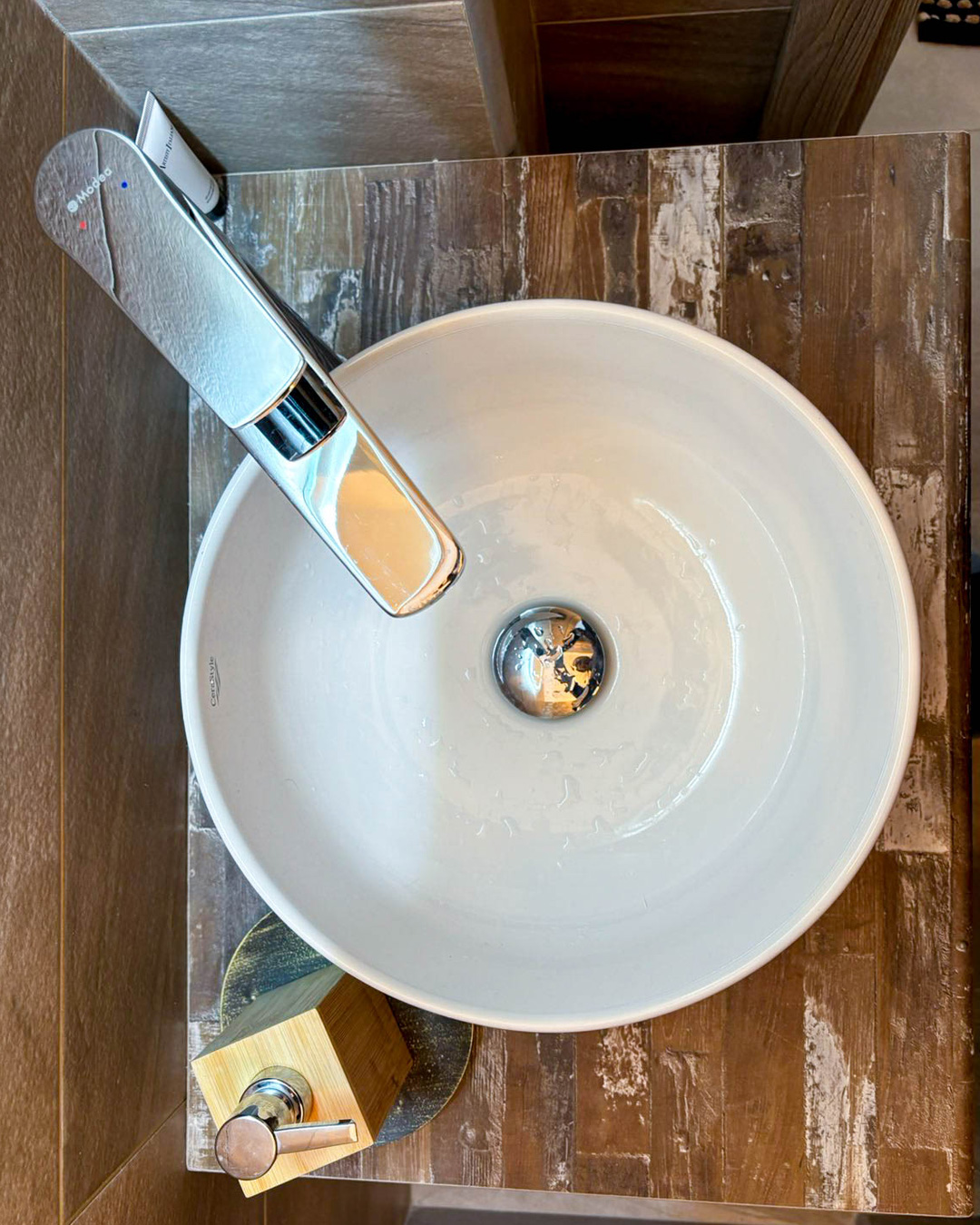 Λεπτομέρεια μπαταρίας νιπτήρα χρωμέ και επικαθήμενου νιπτήρα